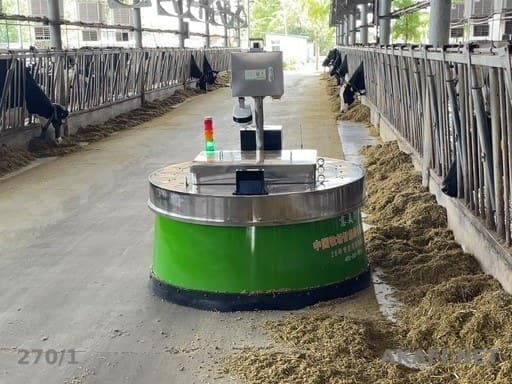 Robot pousseur d'alimentation intelligent entièrement automatique pour l'élevage